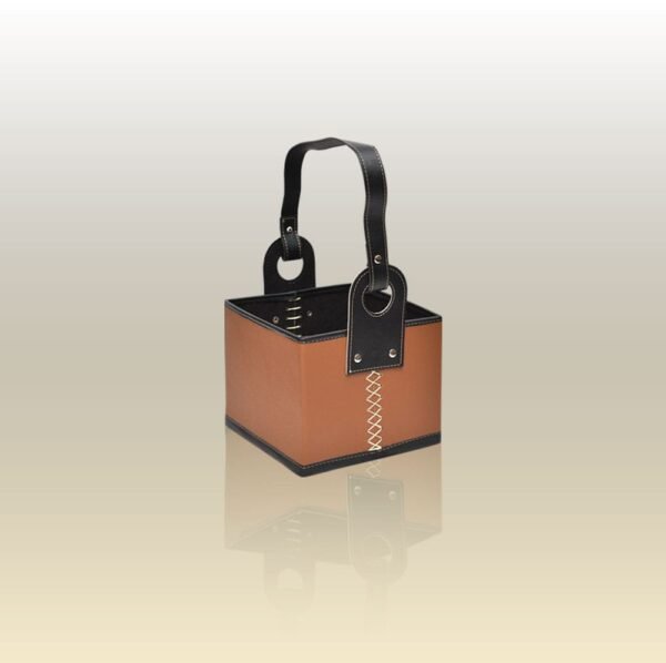 Bolso matero clásico de eco-cuero con base de madera y costuras reforzadas.