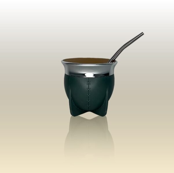 Mate pama. Térmico con cámara de aire, no necesita ser curado, no genera homgos y es de fácil lavado. Color verde