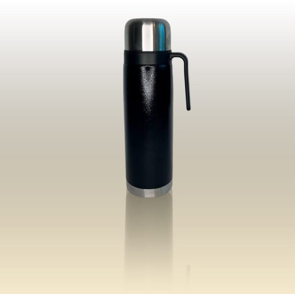 Termo de acero bicapa con media manija y pico cebador, capacidad de 1 litro. Color negro